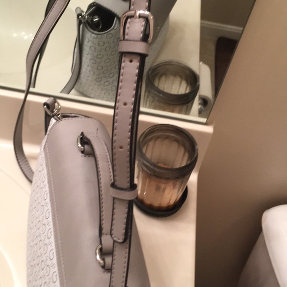 2x Host Pick”Authentic “GUESS” purse - Picture 8 of 8